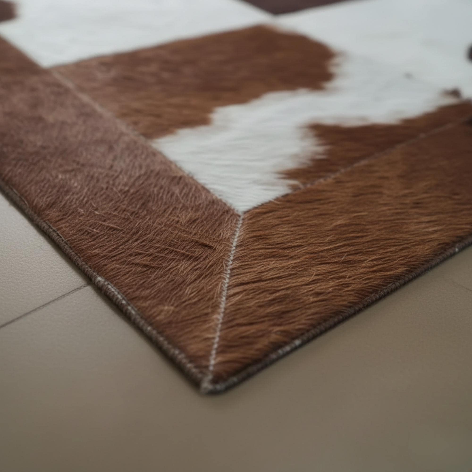 Kahverengi ve Beyaz Tonlu Dana Derisi Patchwork Halı