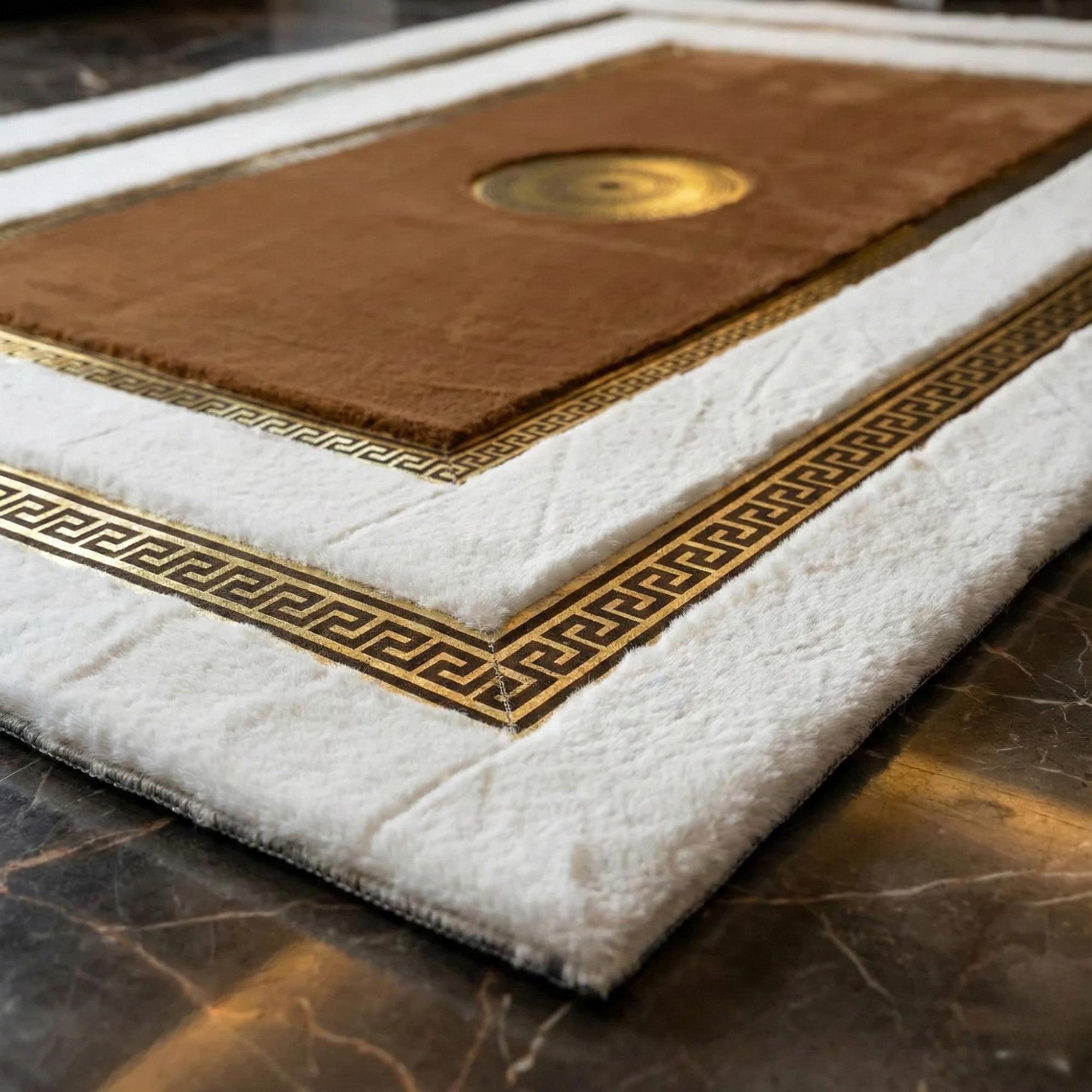 Beyaz Zeminli Çikolata Kahverengi Merkez ve Geniş Altın Çerçeveli Peluş