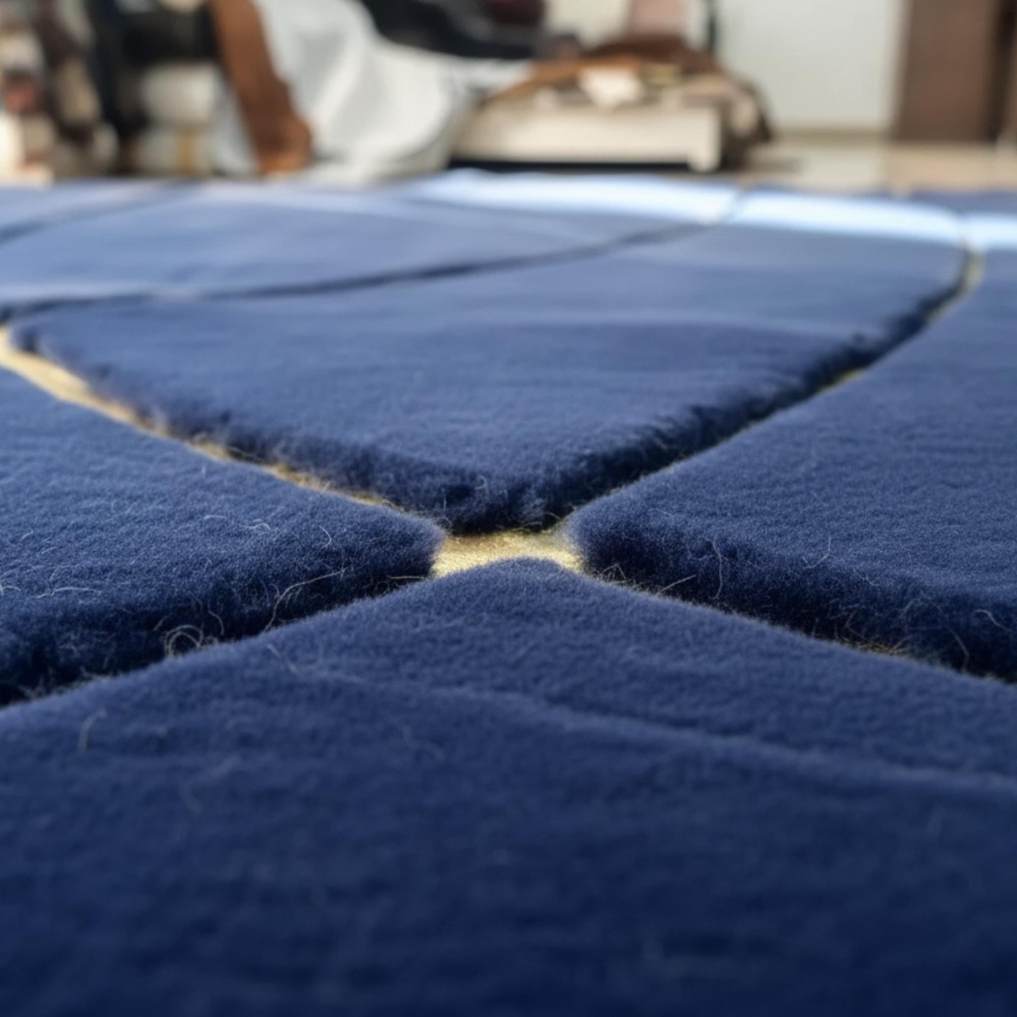 Lacivert Zeminli Altın Geometrik Desenli Peluş Halı