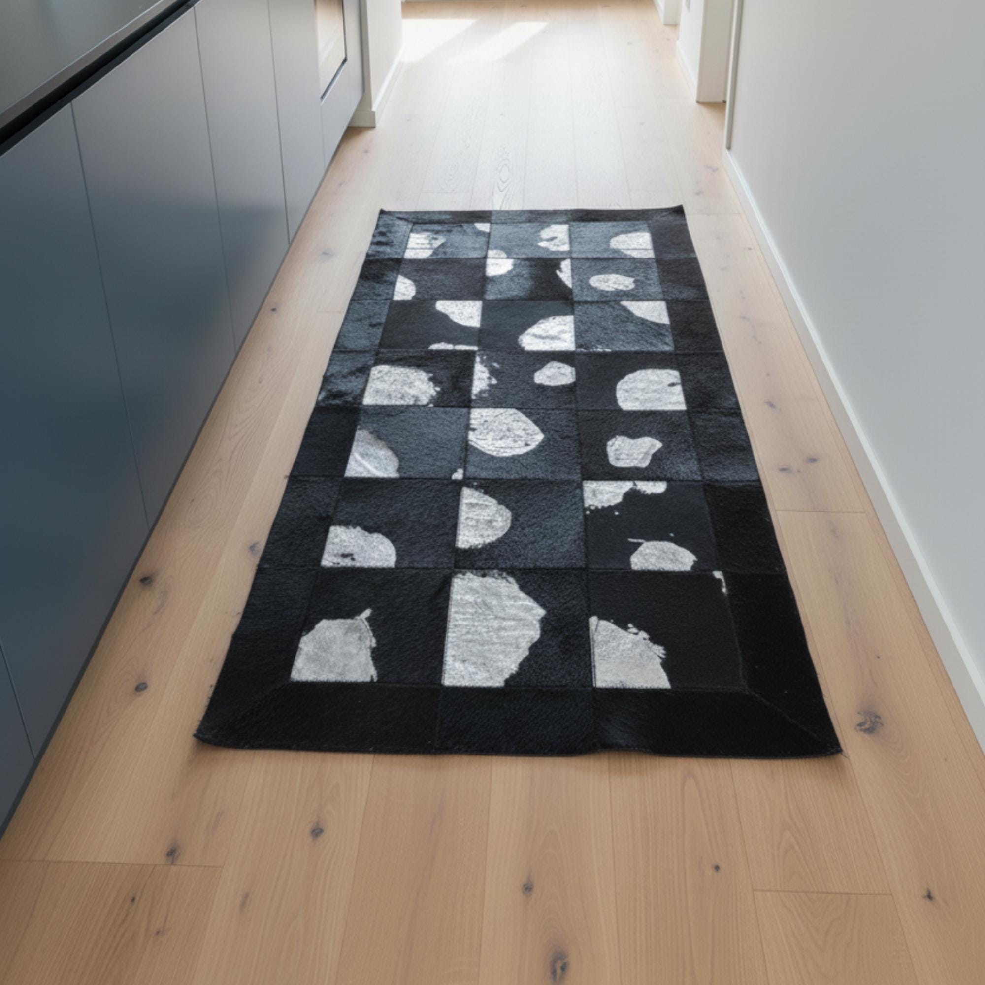 Siyah ve Beyaz Desenli Dana Derisi Patchwork Halı