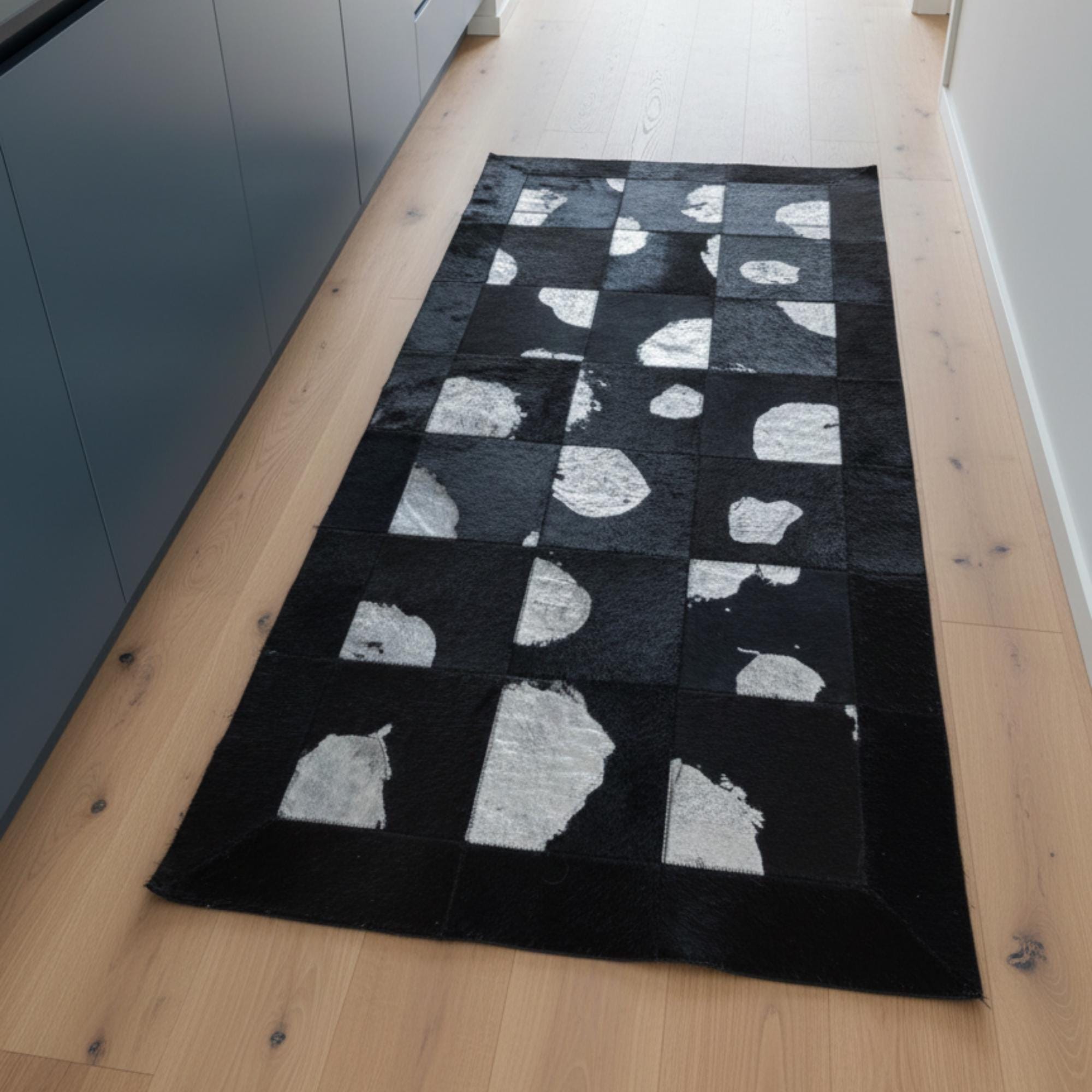 Siyah ve Beyaz Desenli Dana Derisi Patchwork Halı