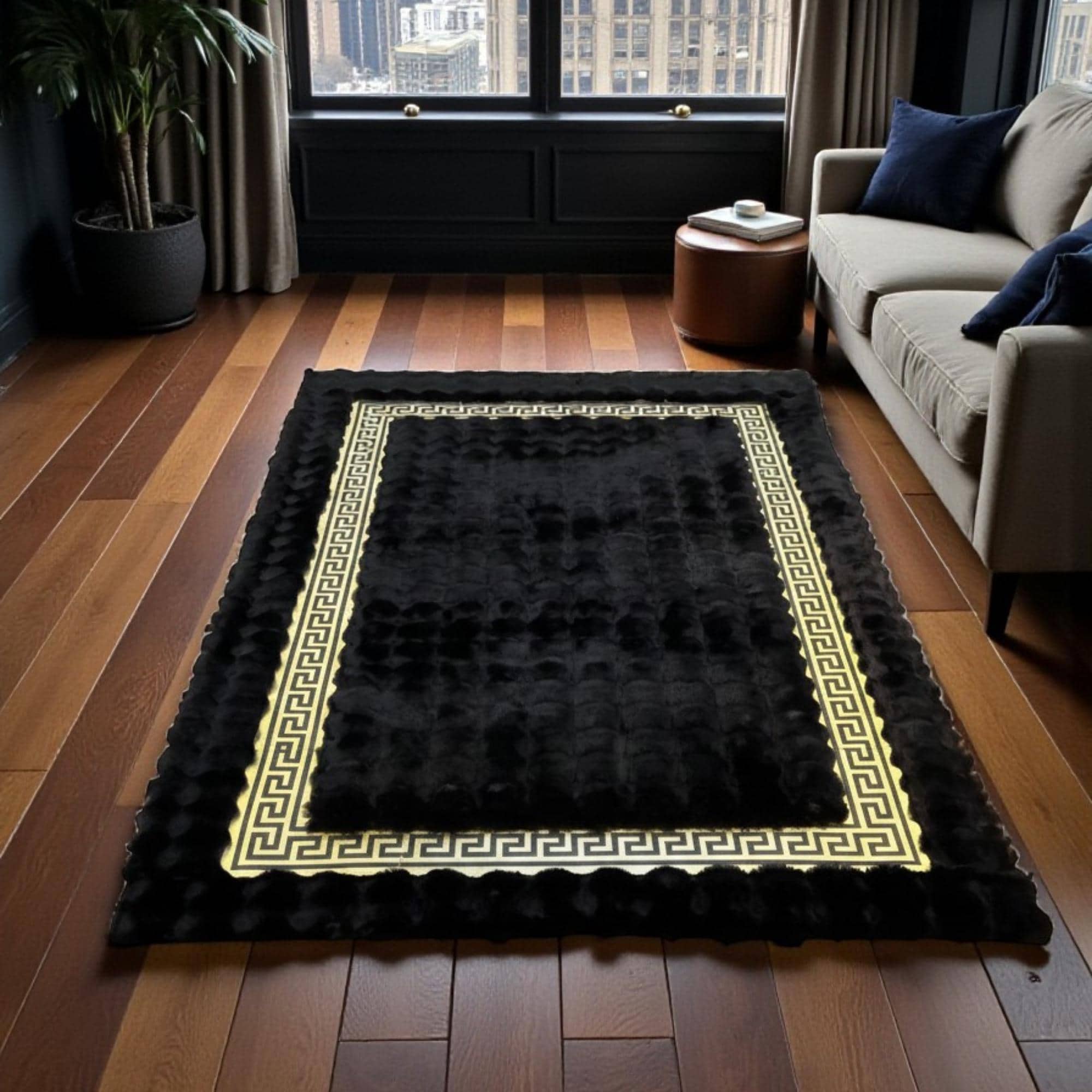 Siyah Zeminli Desenli Geniş Altın Çerçeveli Peluş Halı – Yumuşak Dokulu, Şık ve Dekoratif Halı