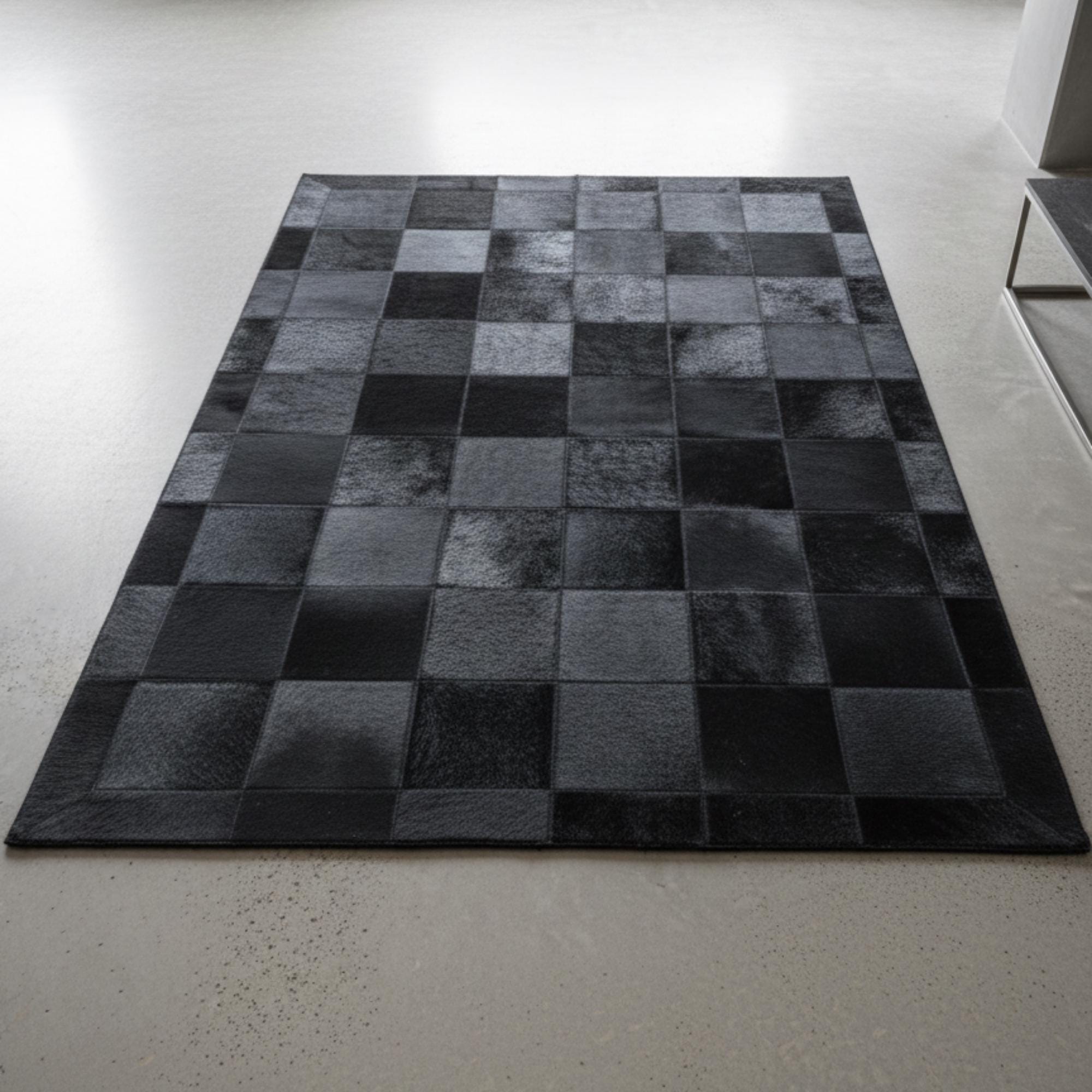 Siyah ve Koyu Gri Tonlu Dana Derisi Patchwork Halı