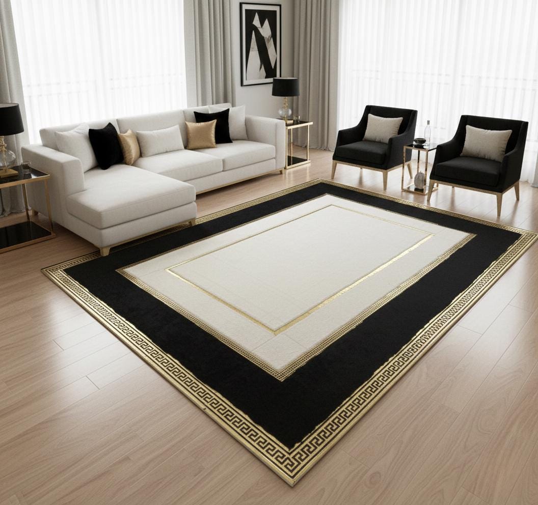 Beyaz Zeminli Siyah ve Altın Çerçeve Detaylı Peluş Halı – Yumuşak Dokulu Dekoratif Halı