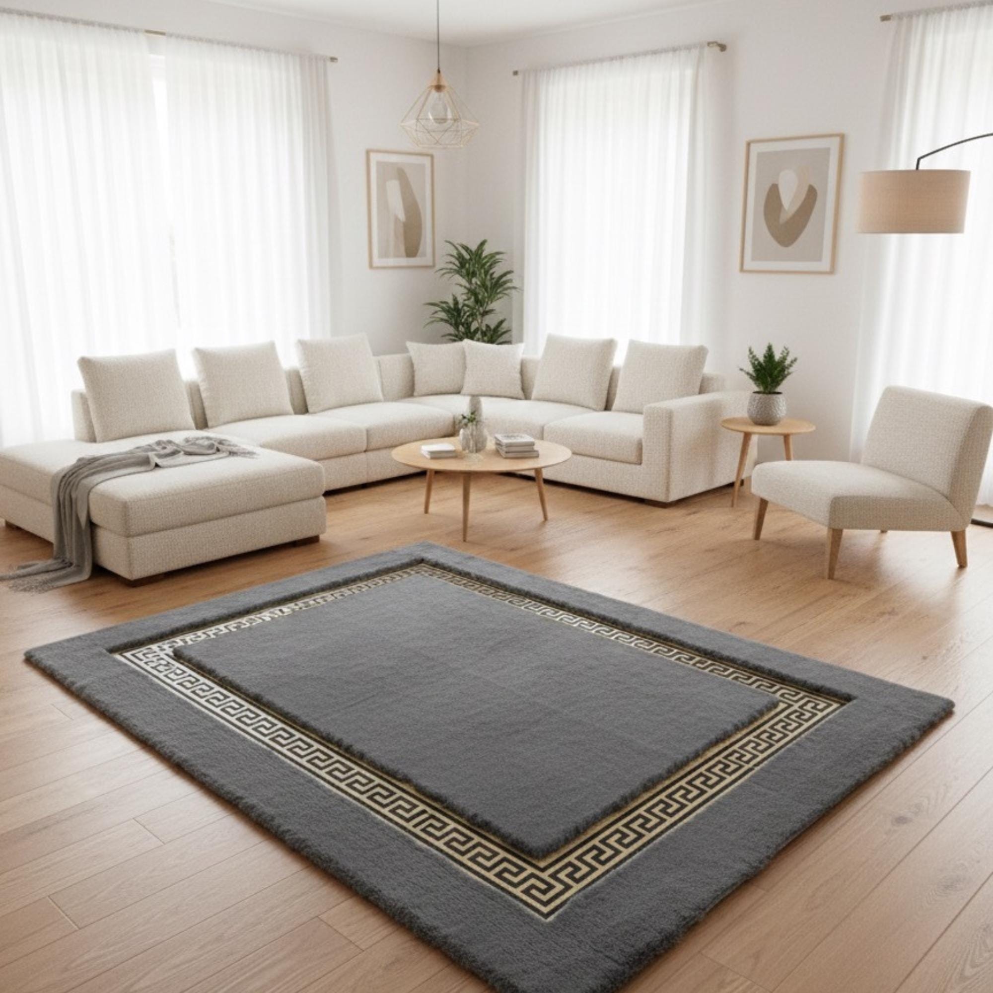 Gri Zeminli Altın Çerçeveli Peluş Halı – Yumuşak Dokulu, Şık ve Dekoratif Halı