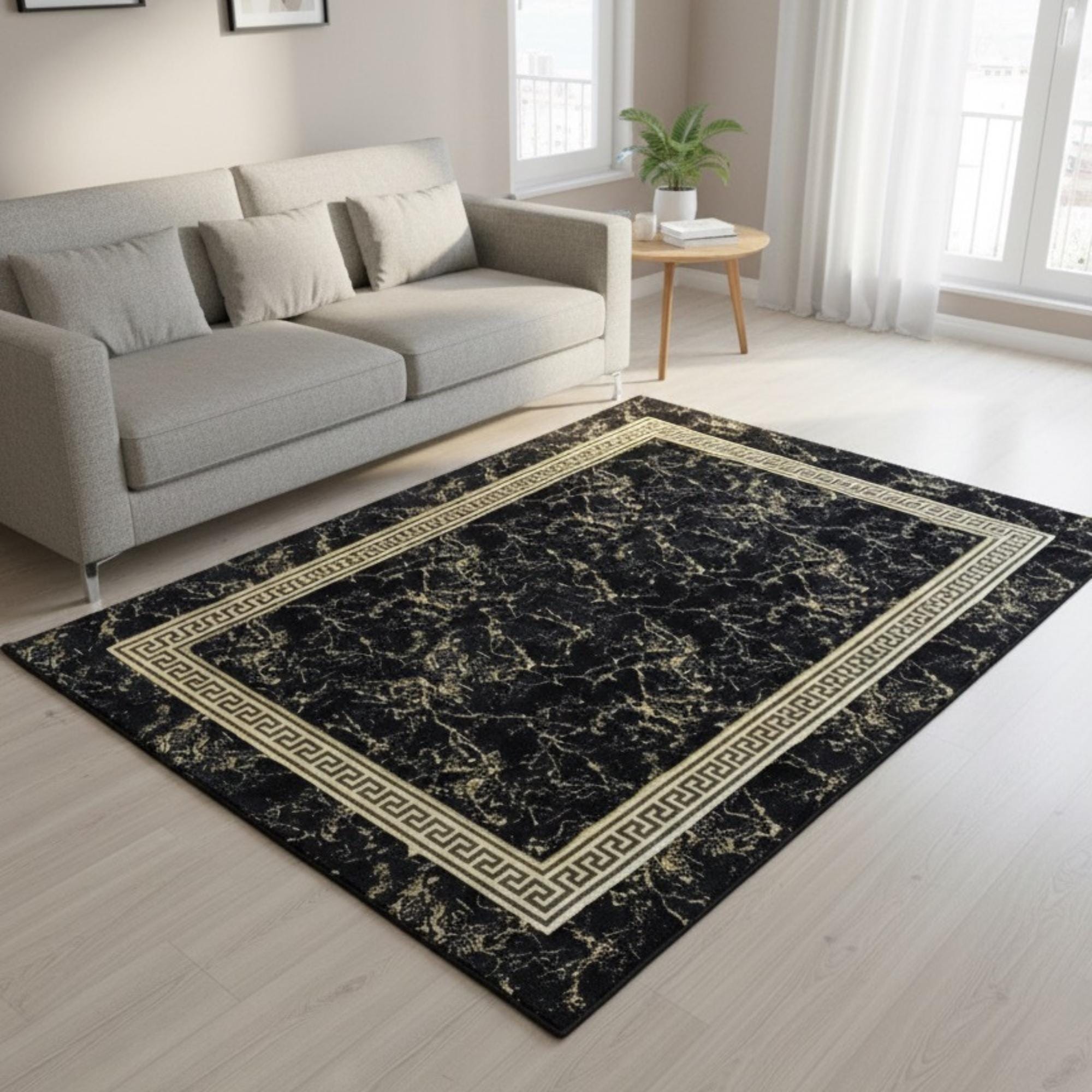 Siyah Zeminli Altın Desenli Çerçeveli Peluş Halı – Yumuşak Dokulu