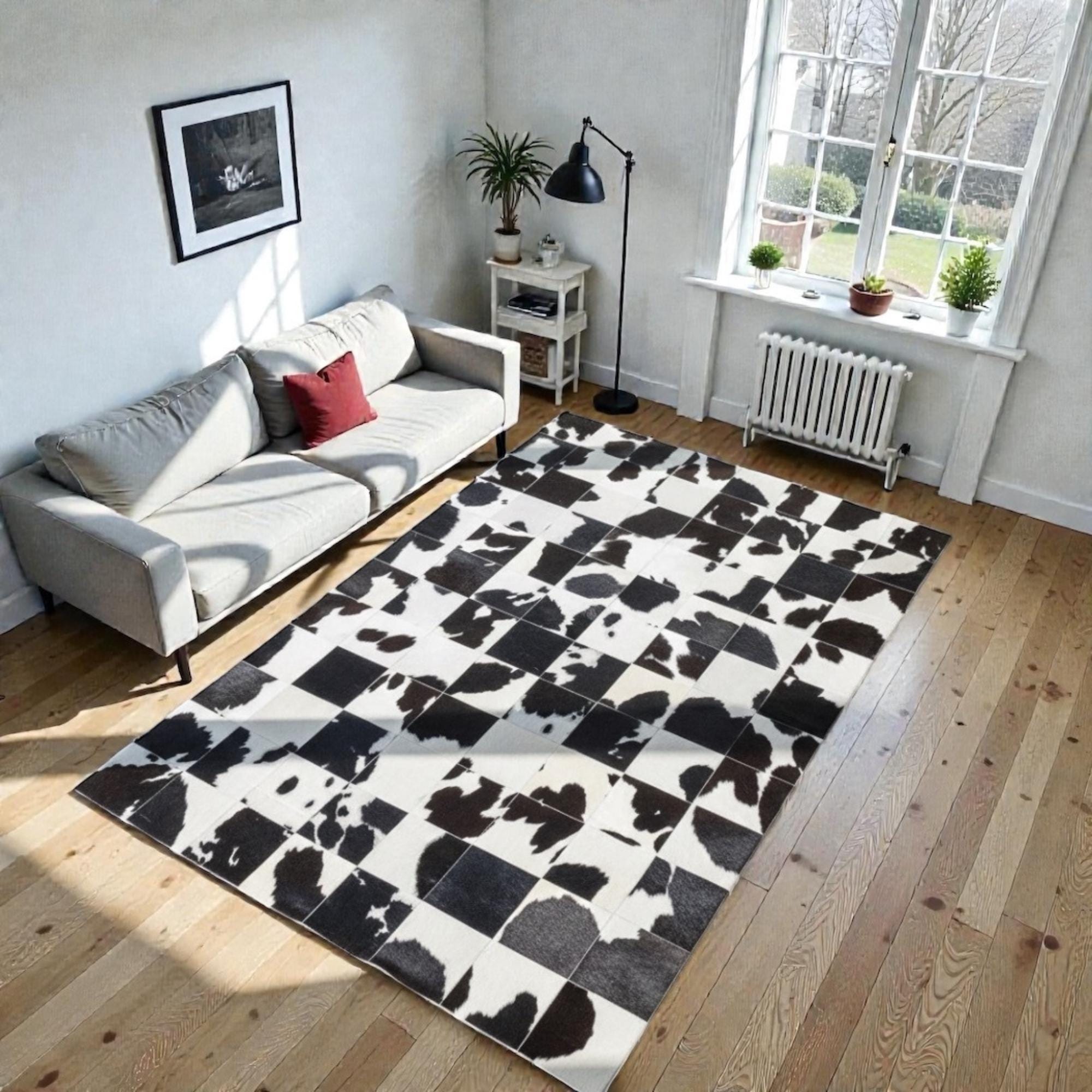 Bej Zeminli Siyah ve Kahverengi Desenli Dana Derisi Patchwork Halı