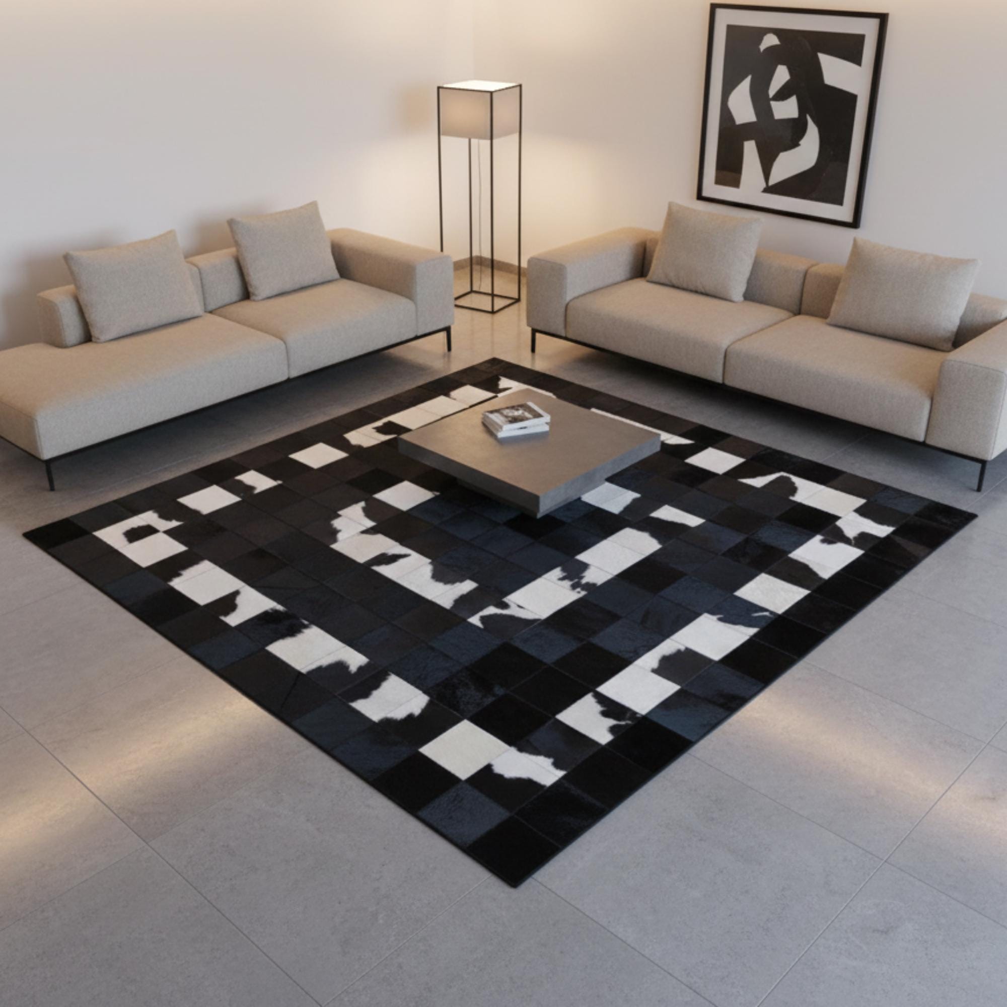 Siyah Zeminli Beyaz Desenli Dana Derisi Patchwork Halı
