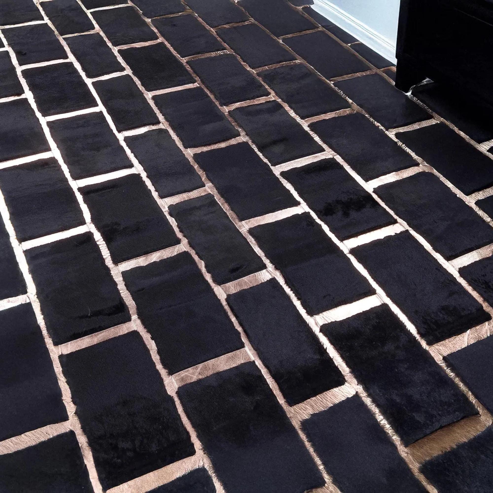 Siyah ve Rose Gold Çizgili Dana Derisi Patchwork Halı