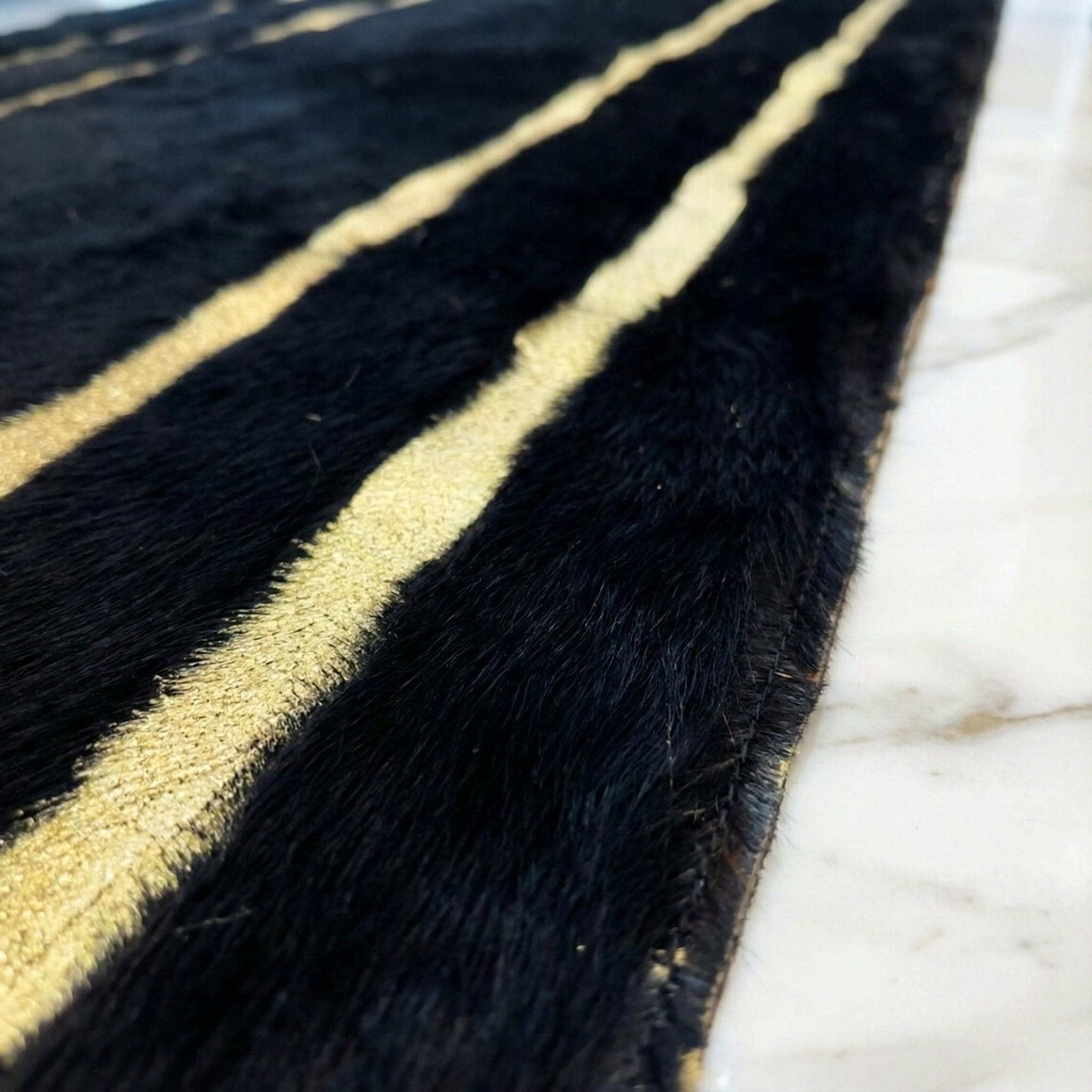 Siyah Zeminli Altın Şerit Detaylı Peluş Runner Halı – Yumuşak Dokulu, Modern ve Dekoratif Halı