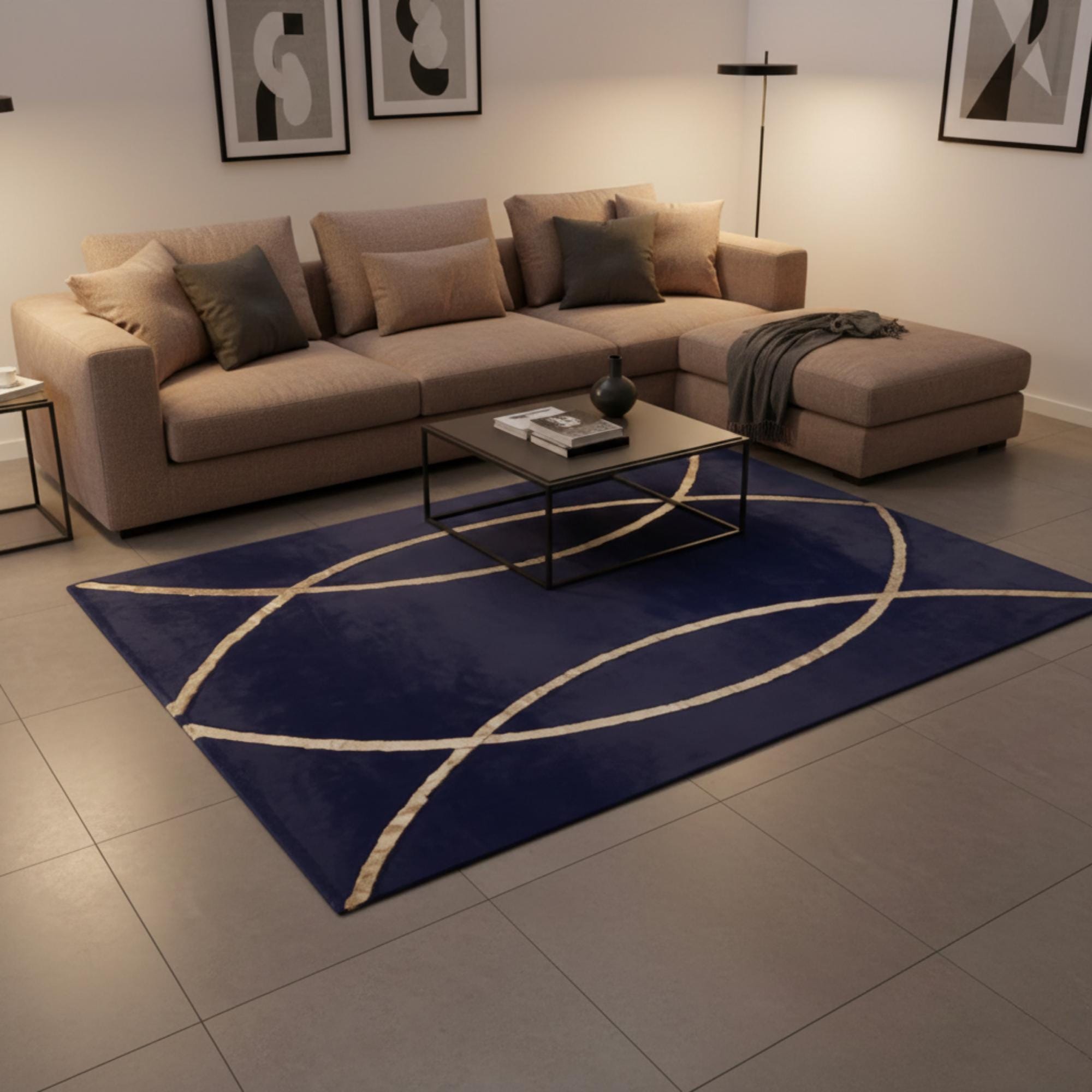 Lacivert Zeminli Altın Kavisli Çizgi Desenli Peluş Halı – Yumuşak Dokulu