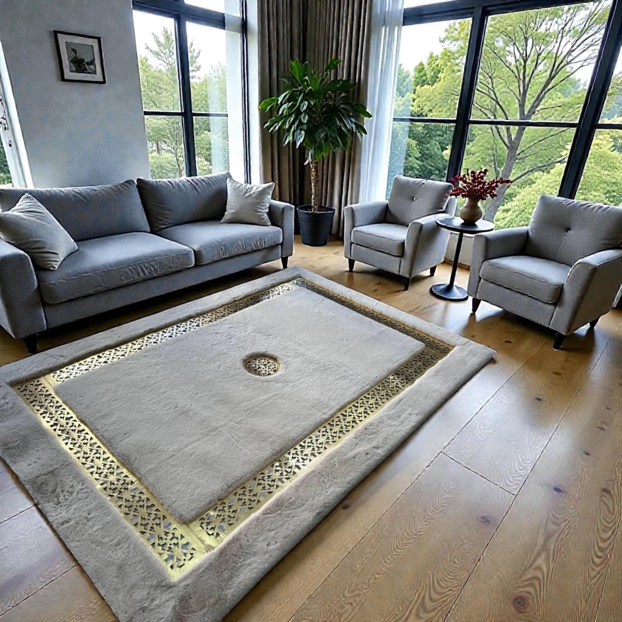 Bej Zeminli Merkez Altın Motifli Geniş Bordürlü Peluş Halı