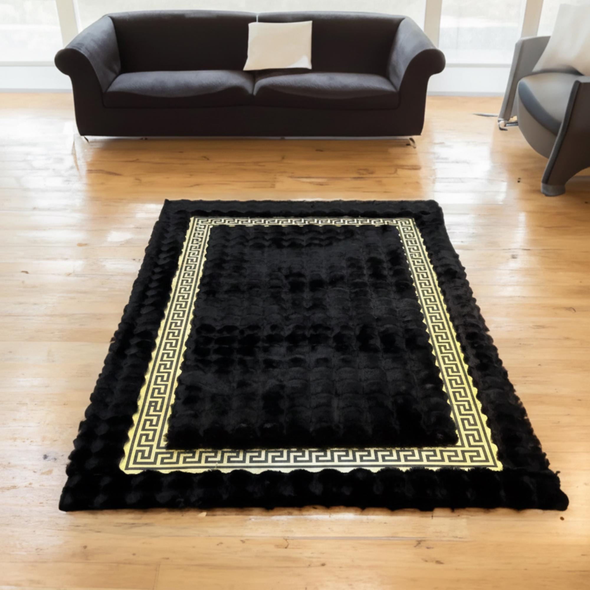 Siyah Zeminli Desenli Geniş Altın Çerçeveli Peluş Halı – Yumuşak Dokulu, Şık ve Dekoratif Halı