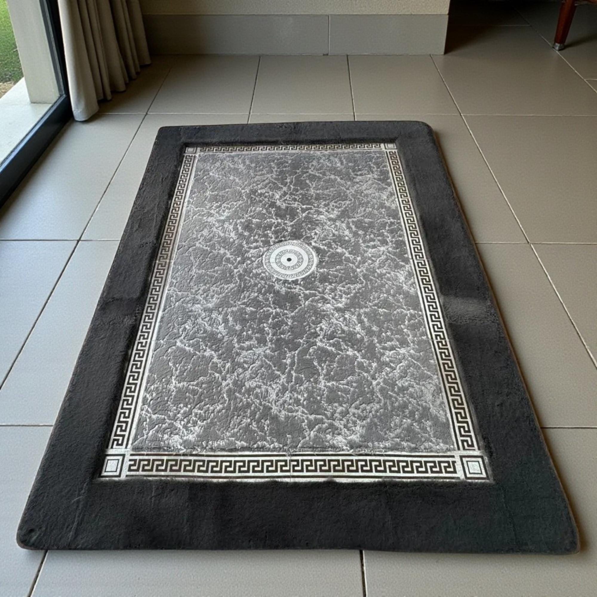 Siyah Çerçeveli Gri Mermer Efektli Altın Bordürlü Peluş Halı – Yumuşak Dokulu, Şık ve Dekoratif Halı