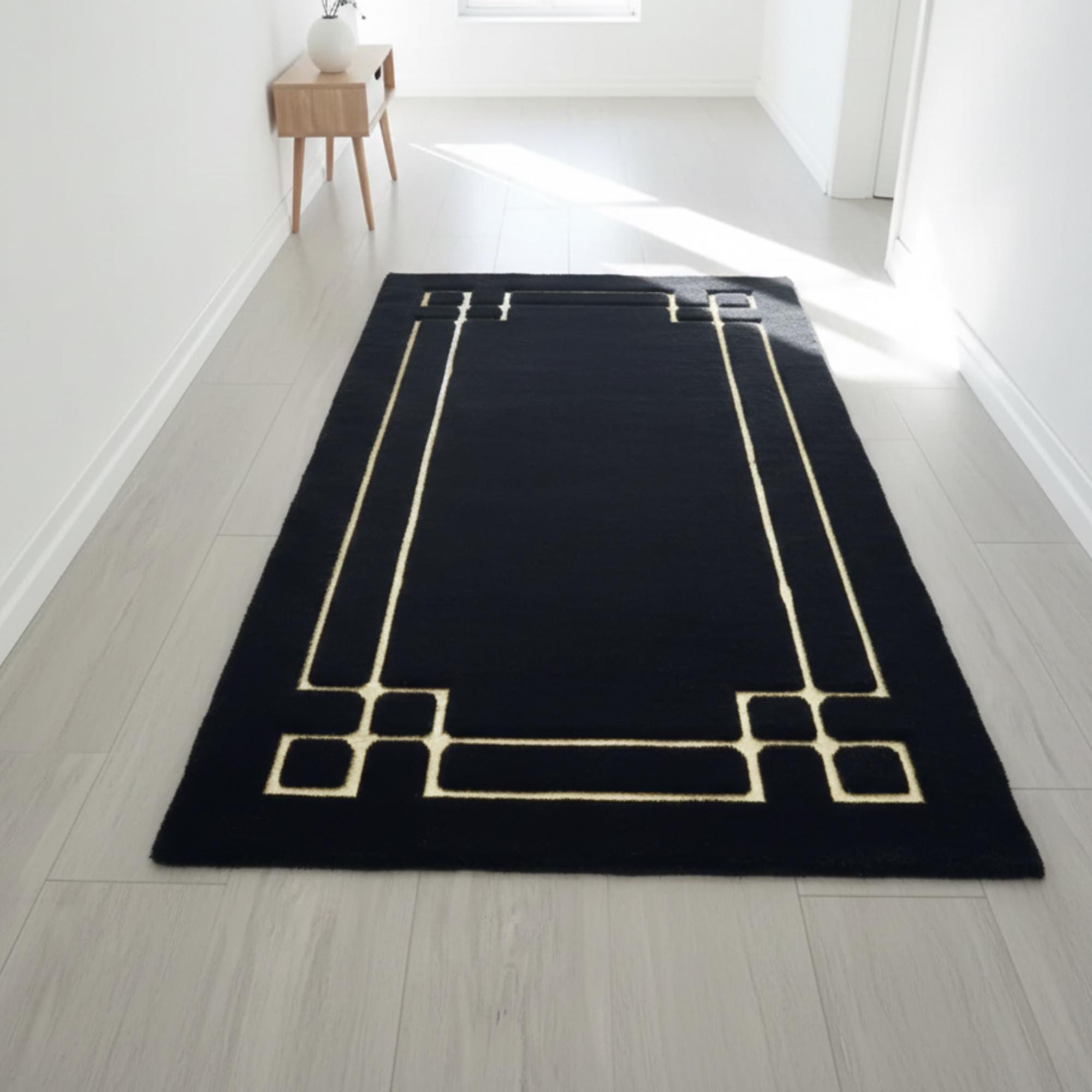 Siyah Zeminli Altın Geometrik Çizgi Detaylı Peluş Runner Halı