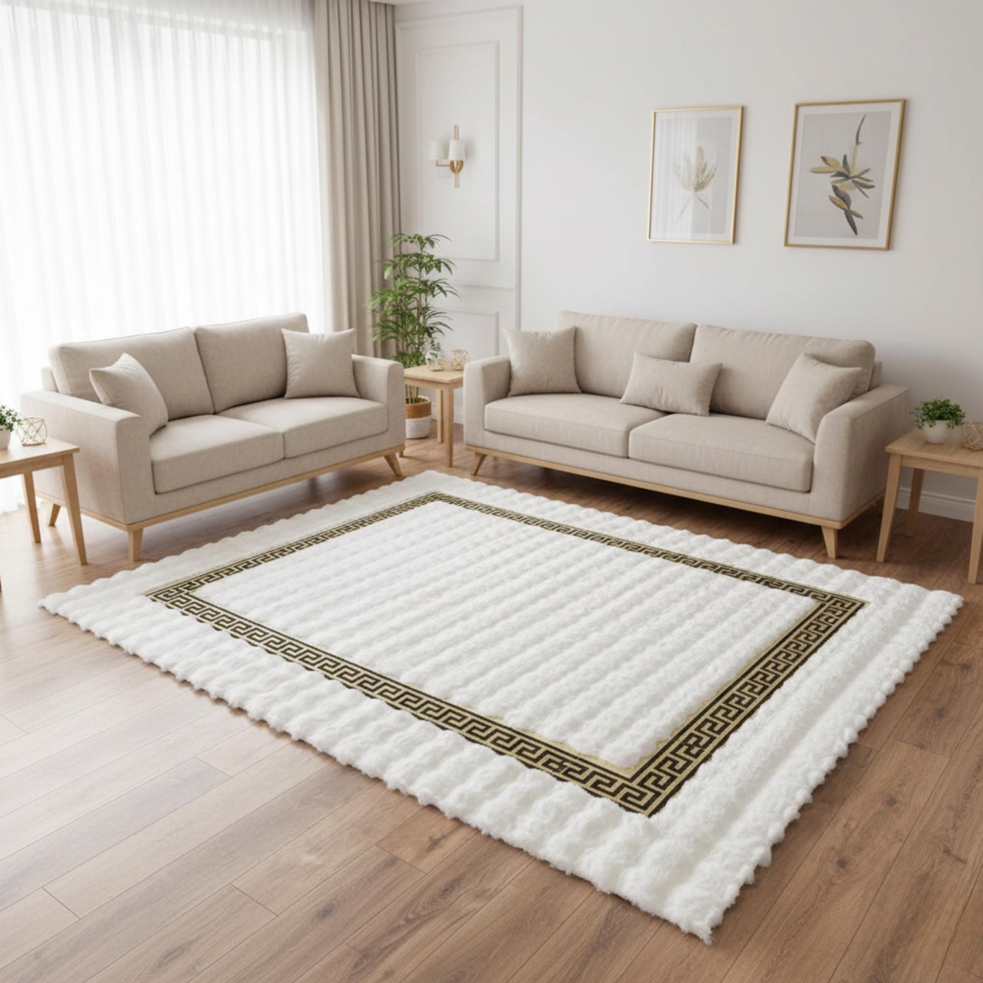 Beyaz Zeminli Altın Bordürlü Geometrik Desenli Peluş Halı – Yumuşak Dokulu