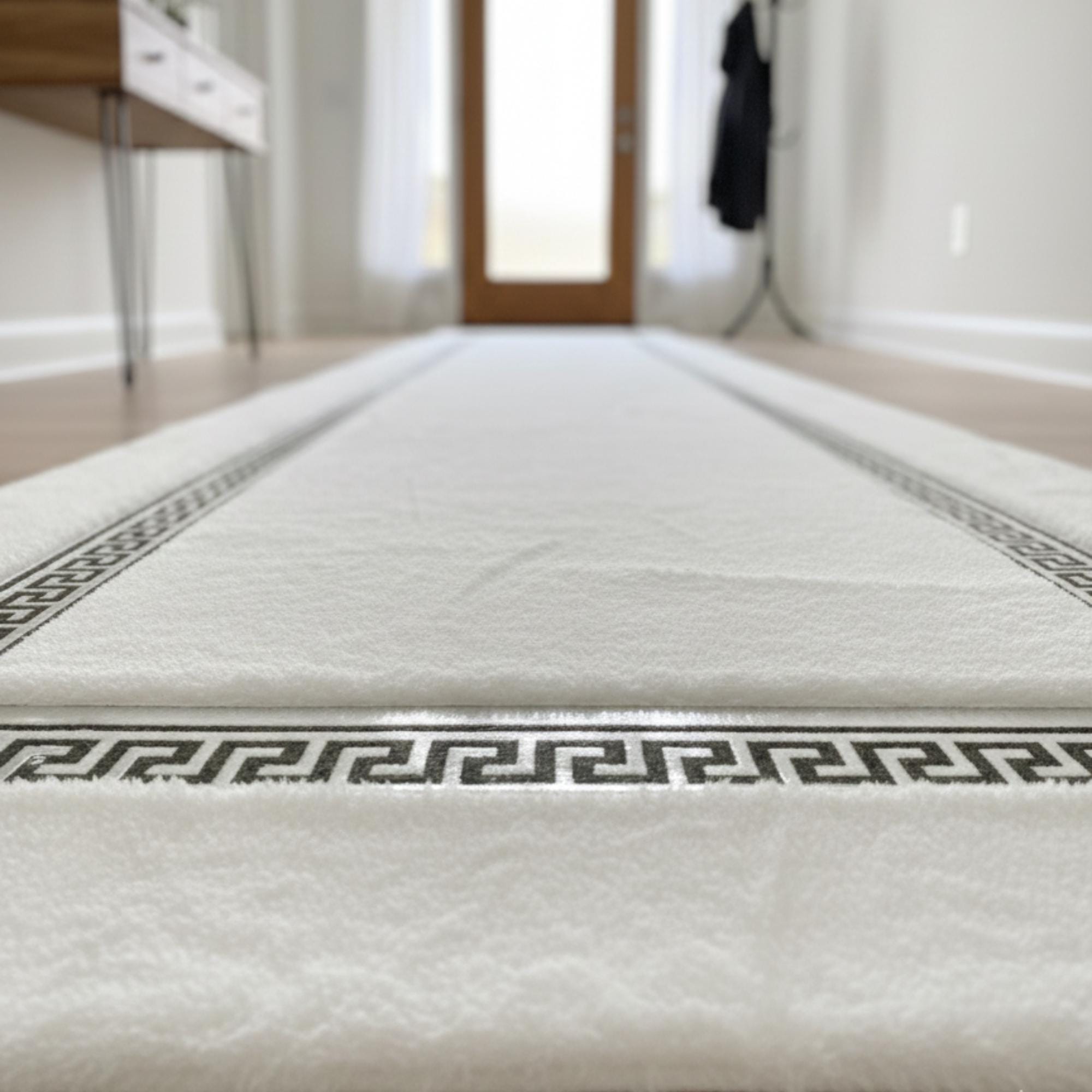 Beyaz Zeminli Silver Çerçeveli Peluş Runner Halı – Yumuşak Dokulu,