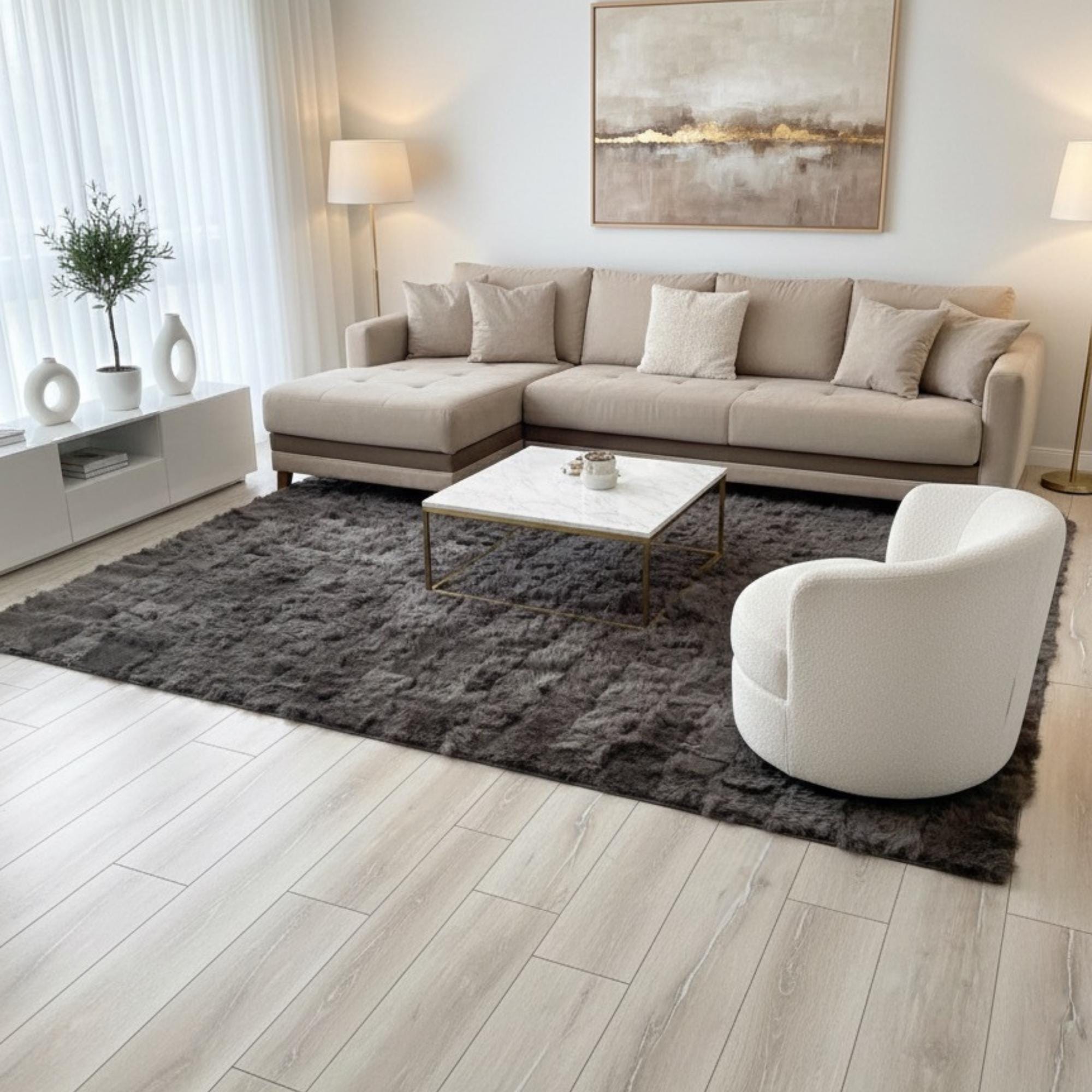 Koyu Gri Zeminli Peluş Halı – Yumuşak Dokulu, Sade ve Dekoratif Halı