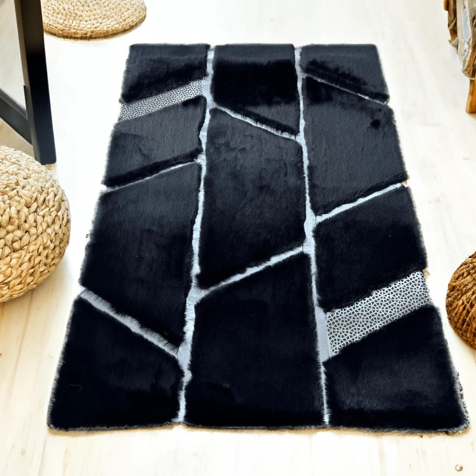 Siyah Zeminli Gümüş Blok Desenli Peluş Halı – Yumuşak Dokulu, Modern ve Dekoratif Halı