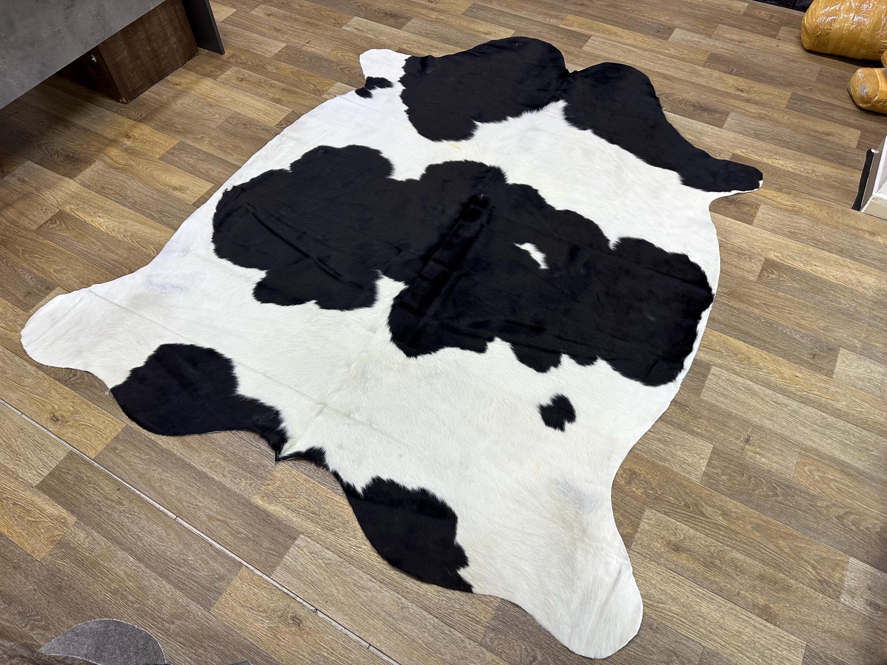 Hakiki Siyah Beyaz Dana Derisi Halı 196x230 cm – Gerçek Kıllı Doğal Post Halı