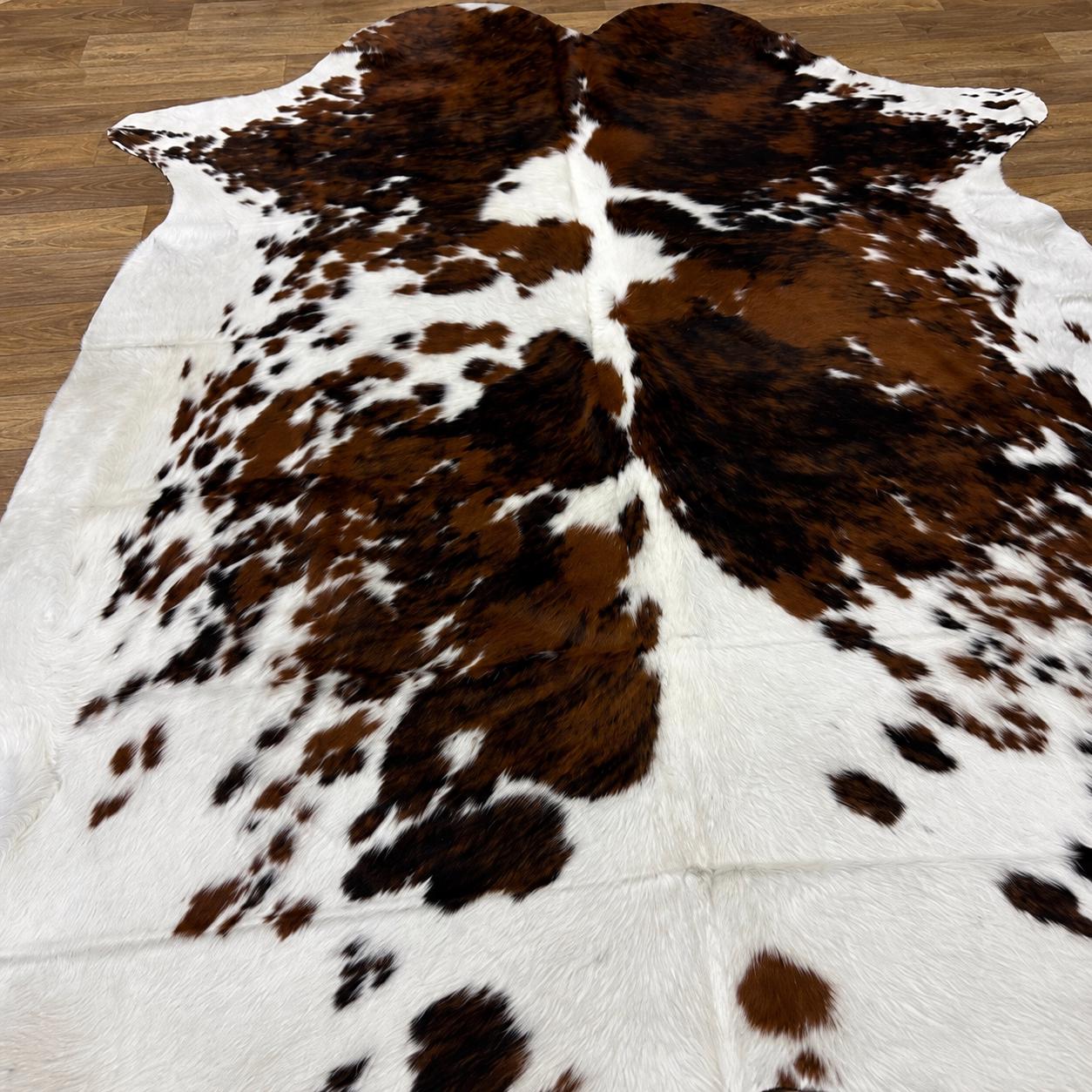 Hakiki Benekli Üç Renkli Dana Derisi Halı 207x237 cm – Kahverengi Siyah Beyaz Kıllı Post Halı