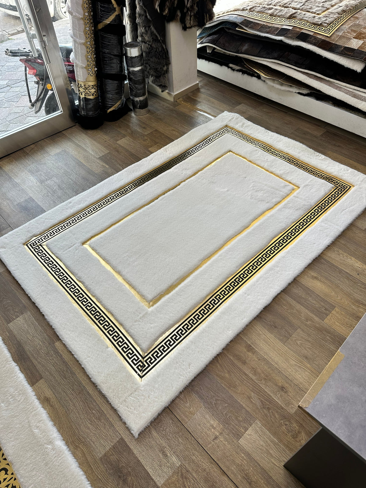 Beyaz peluş halı 154x230 grek bordürlü