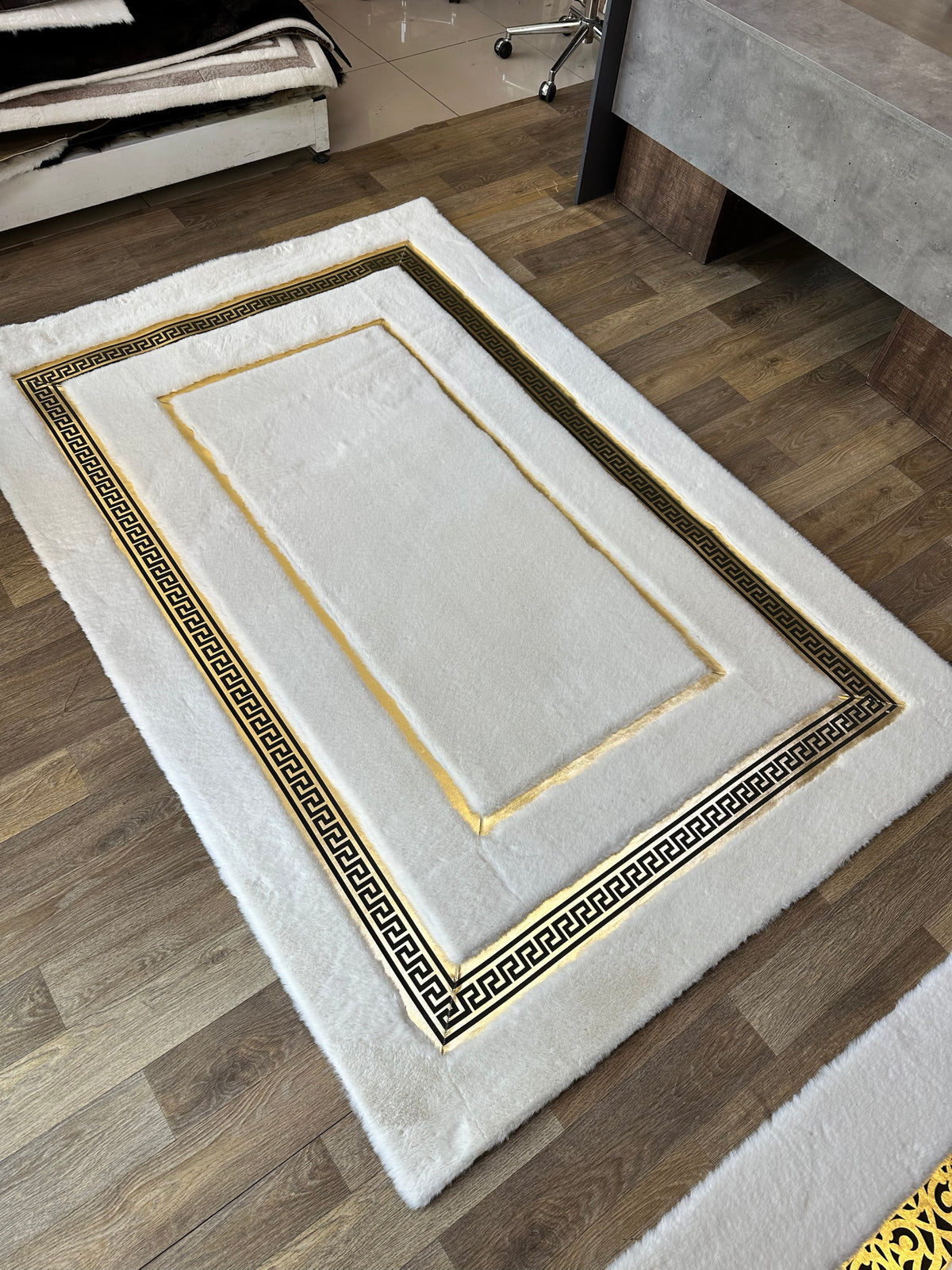 Grek motifli beyaz peluş halı