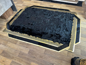 Siyah kürk halı köşeli